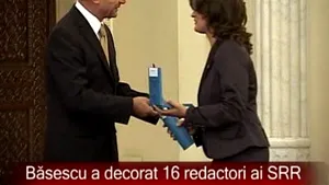 Traian Băsescu a decorat 16 redactori ai SRR