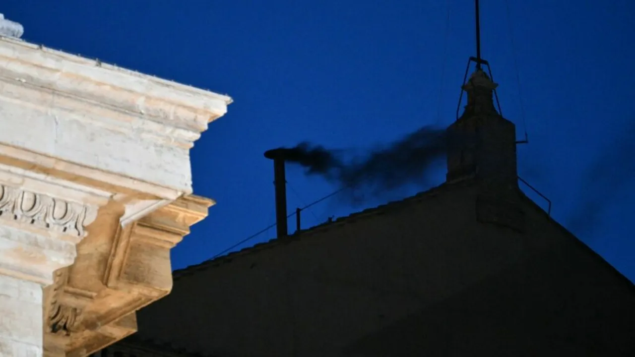 Conclav: Fum negru la Vatican. Noul Suveran Pontif nu a fost ales după primul vot / Istoria și regulile conclavului