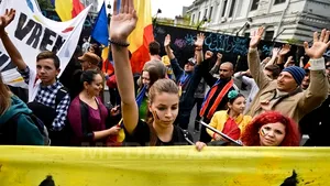 Mii de oameni au participat în Capitală la un marş pentru unirea cu Republica Moldova. Organizatorii cer candidaţilor la preşedinţie să aibă acest obiectiv - FOTO