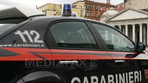 Paisprezece români suspectaţi de spargeri de magazine au fost arestaţi în Italia