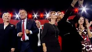 Lansarea candidaturii lui Dăncilă: Firea, selfie alături de Olguţa Vasilescu, însoţit de mesajul #ViataMergeInainte, pe Facebook - FOTO