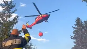 Zeci de pompieri, vehicule offroad şi un elicopter Black Hawk luptă cu un incendiu din Munţii Făgăraş 