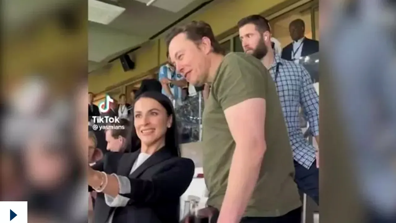 Elon Musk, selfie cu Naila Asker-zade, soţia unuia dintre colaboratorii apropiaţi ai lui Putin

