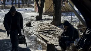 Evacuările din oraşul Bahmut au încetinit. Oficial ucrainean: Inamicul loveşte oraşul cu tot ce poate