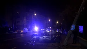 Sibiu: Accident la câteva sute de metri de casa preşedintelui Klaus Iohannis; o maşină a lovit un stâlp de curent şi a avariat o ţeavă de gaz