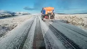Zăpada depusă a îngheţat pe Transalpina. Drumarii au intervenit de urgenţă