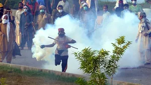 Manifestanţi antiguvernamentali pakistanezi opresc emisia televiziunii publice