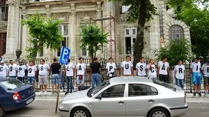 Aproximativ 50 de fani rapidişti cer în faţa ICCJ condamnarea lui Copos în dosarul transferurilor. Copos: Le dau suporterilor gratuit acţiunile - GALERIE FOTO