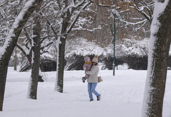 METEO Cod roșu de ninsoare în București și Ilfov: stratul de zăpadă ar putea depăși 50 de centimetri