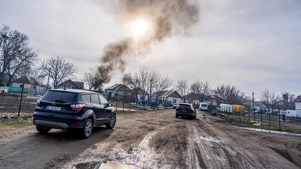 Poluarea atmosferei, chiar sub ochii ministrului Mediului. Localnicii au dat foc la deşeuri, iar pe drum trecea coloana oficială 