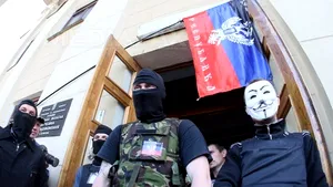 CRIZA DIN UCRAINA: Militanţi separatişti proruşi au ocupat televiziunea regională de la Doneţk