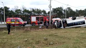 Elhunyt a Szászsebes–Déva autópályán felborult, gyermekeket szállító mikrobusz sofőrje