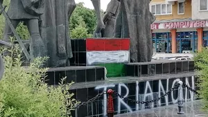 Statuia lui Mihai Viteazul din Sfântu Gheorghe, vandalizată de ziua Trianonului, a fost curăţată. Primar: Vorbim despre o provocare