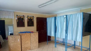 Înainte de alegeri: Alegători aşteptaţi la urne amenajate în locuri neconvenţionale