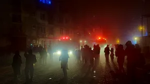 Bebeluş de şapte luni, salvat dintr-un incendiu izbucnit într-un bloc. Locatarii au fost evacuaţi. FOTO, VIDEO