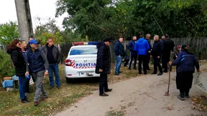 Un bărbat s-a ascuns în locuinţa iubitei şi a anunţat că e sechestrat, pentru a scăpa de plata unor datorii. 150 de poliţişti l-au căutat | FOTO
