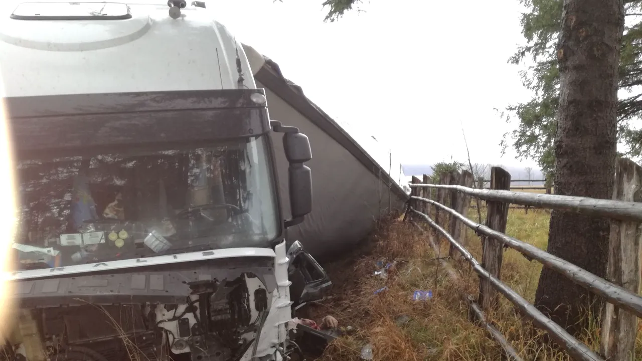 Două persoane au murit, după ce un TIR s-a răsturnat peste o maşină pe DN 1, în Braşov