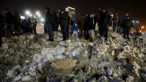 GALERIE FOTO Zăpada şi gheaţa din Piaţa Victoriei sunt curăţate de angajaţii unei firme de salubritate