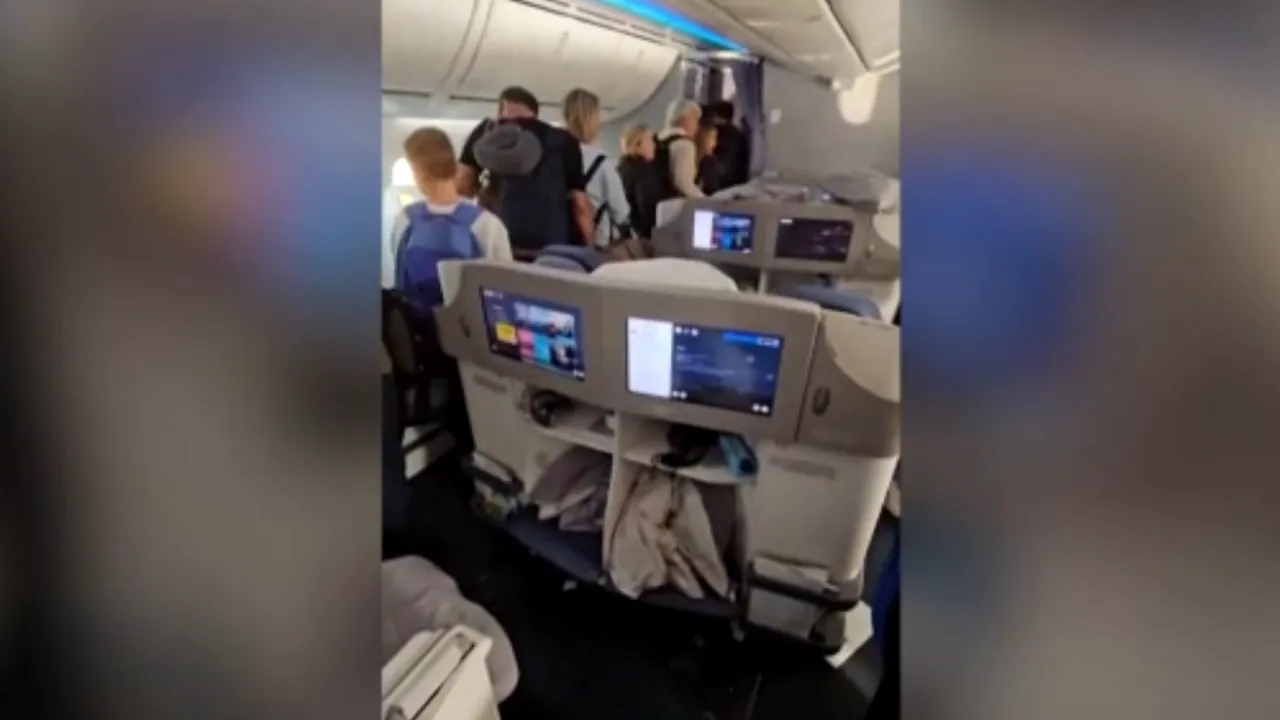184 de pasageri au fost evacuaţi după ce un avion Boeing Ryanair a luat foc pe pistă în Italia