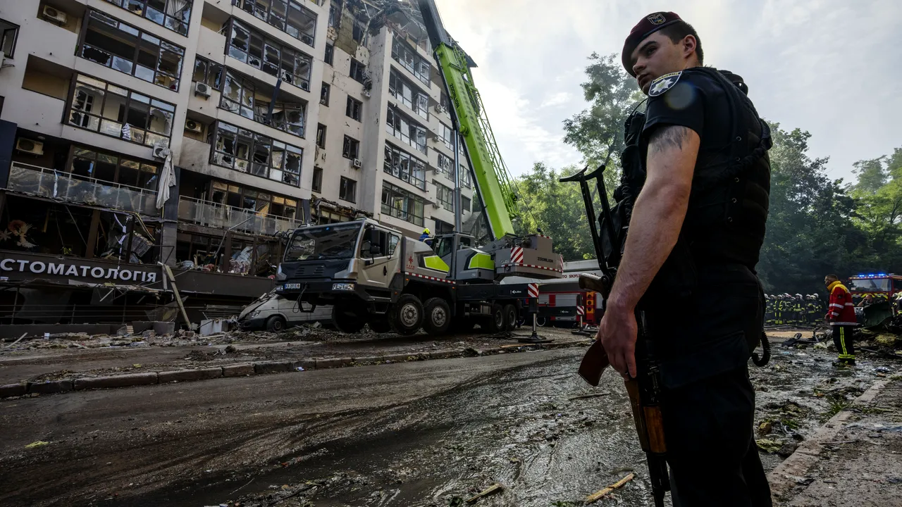 Războiul din Ucraina, ziua 127. SUA anunţă un nou ajutor militar. NATO clasifică Rusia drept ameninţare directă la adresa securităţii sale / Ucrainenii luptă să reziste pe frontul estic / Putin neagă evidenţa: Rusia nu loveşte ţinte civile / Finlanda şi Suedia, ameninţate de liderul de la Moscova / Mesajul Papei 