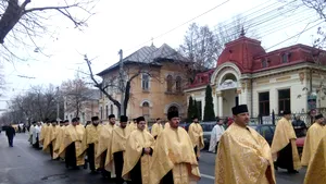 Sute de oameni din Galaţi au participat la o procesiune cu moaştele Sfântului Grigorie Decapolitul