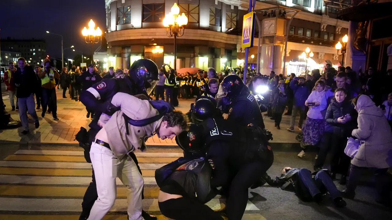 Numărul protestatarilor reţinuţi la mitingurile anti-mobilizare din Rusia a depăşit 1.000