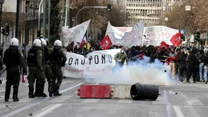 Mii de oameni protestează la Atena după accidentul feroviar din Grecia