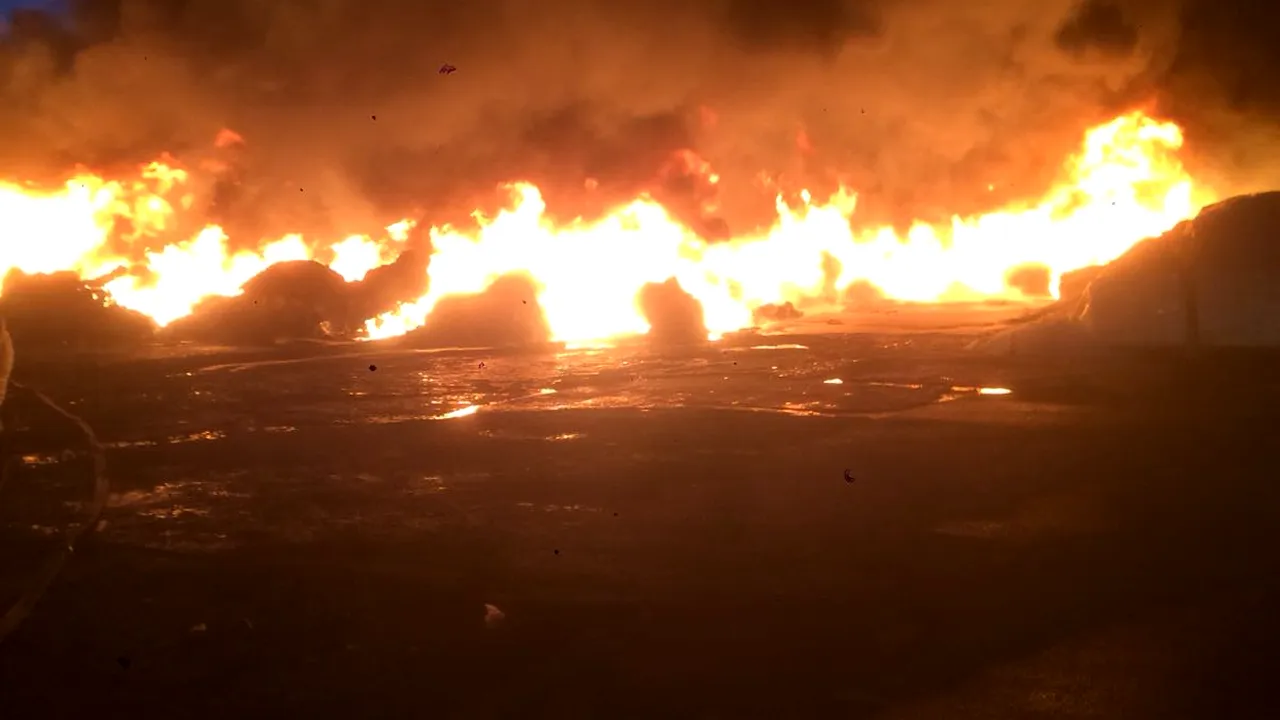 INCENDIU la rampa de deşeuri de la Pata Rât, ard focare pe o suprafaţă de 1.500 de metri pătraţi