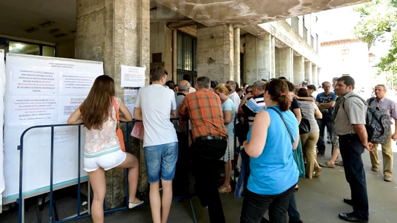Bătaie pe locurile de la ASE.  Mii de candidaţi stau la coadă pentru a-şi depune dosarul, în prima zi de înscrieri