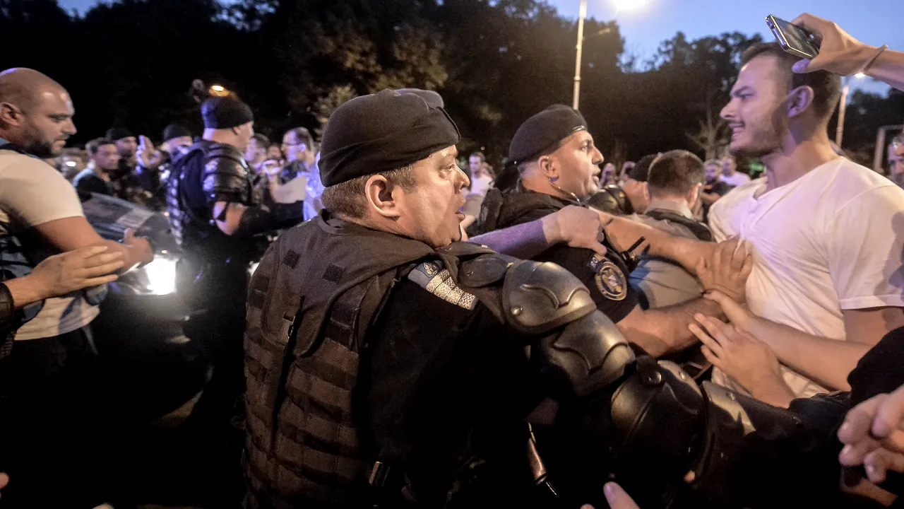 Avocatul protestatarilor arestaţi: Au vrut să lovească scutul, nu jandarmul