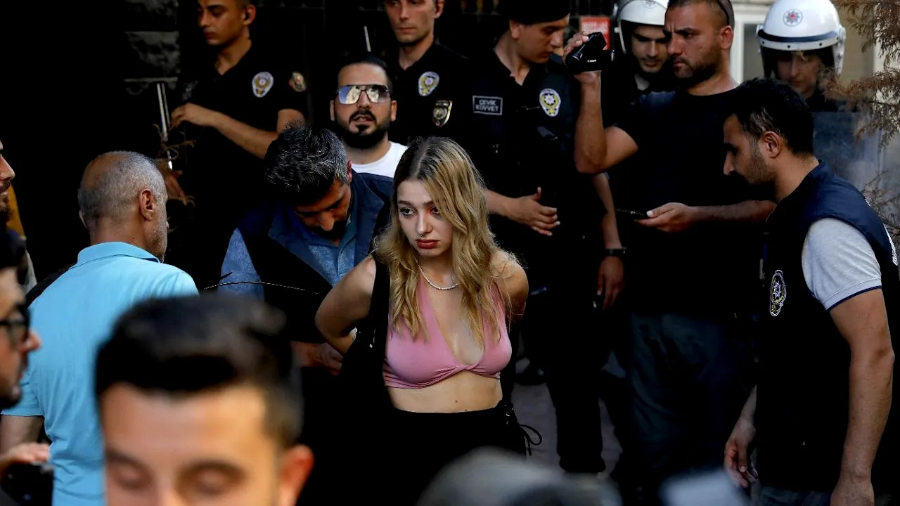 Erdogan s-a pus cu bătaia pe activişti: zeci de arestări la Istanbul. Localnicii au făcut zgomot cu tigăile
