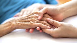 O femeie infectată cu SARS-CoV-2 şi-a surprins rudele, care o credeau decedată. Bătrâna de 85 de ani a revenit la azil după înmormântare