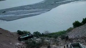 TRAGEDIE în Peru: Cel puţin 44 de persoane au murit, iar alte zeci au fost rănite după ce un autocar a căzut într-o prăpastie | VIDEO