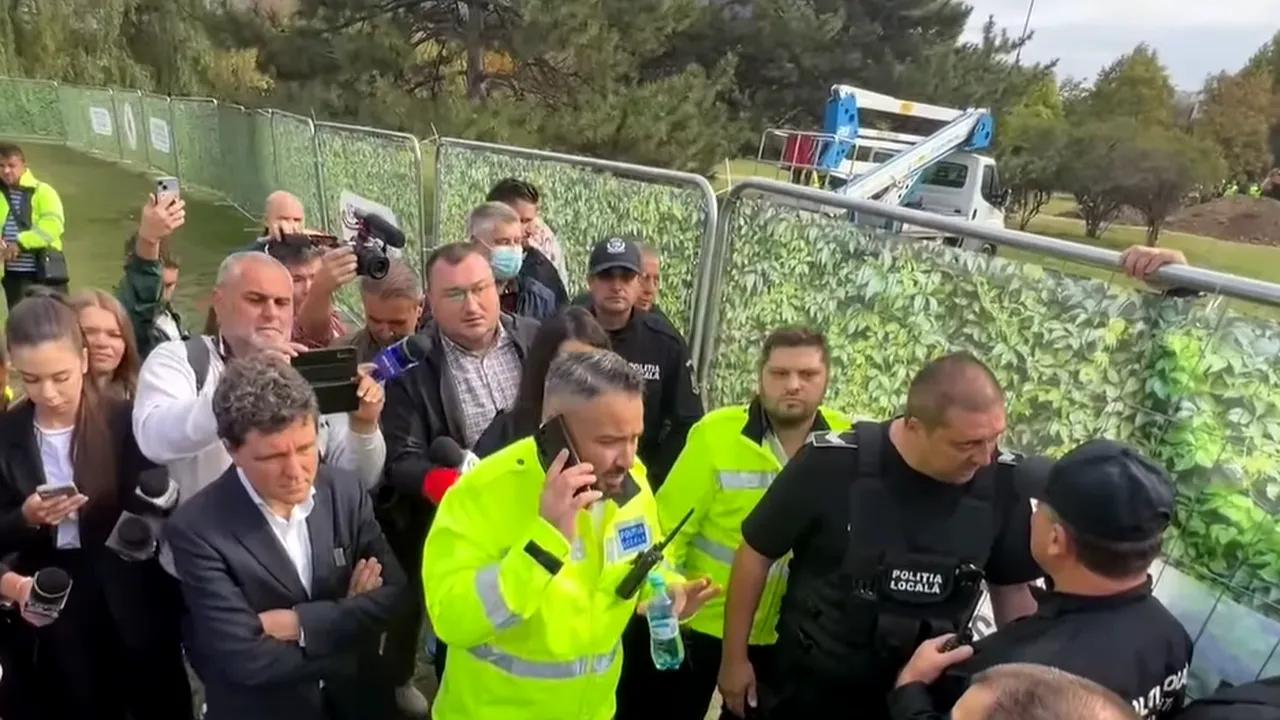Nicuşor Dan, împiedicat de Poliţia Locală Sector 4 să demonteze gardul din Parcul Unirii: „Ne vom întoarce cu Poliţia naţională şi vom scoate gardurile”