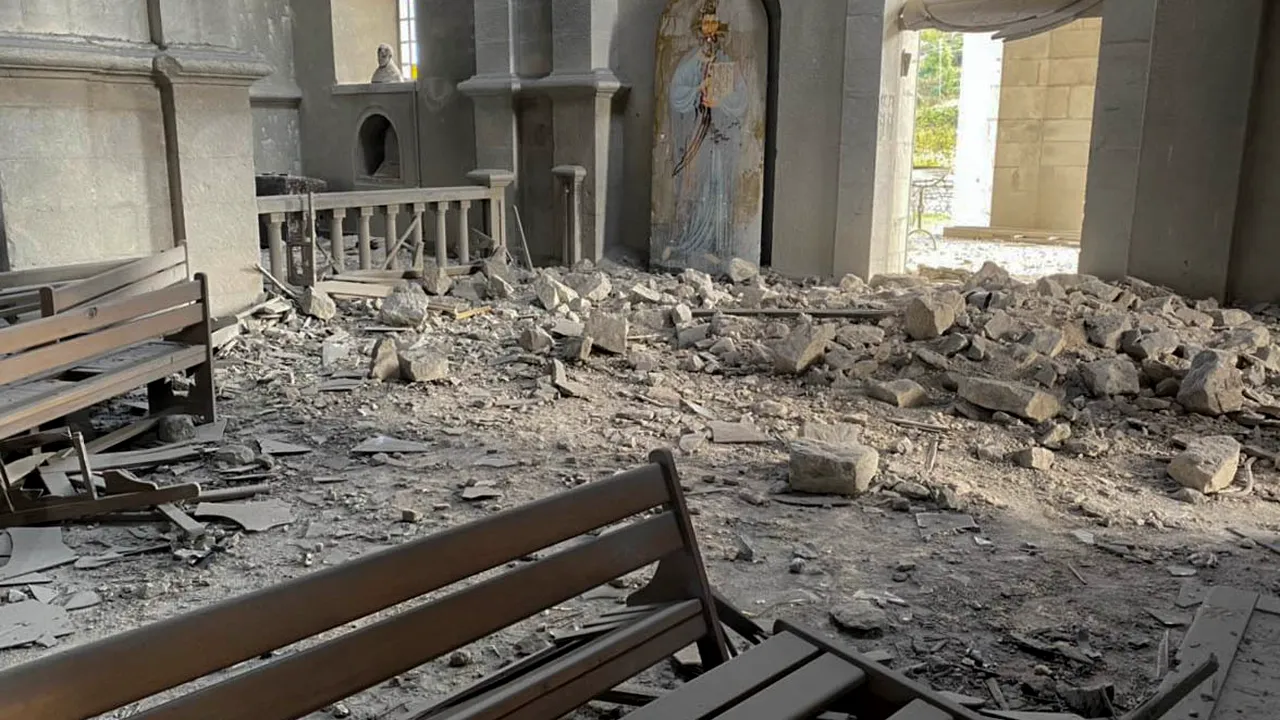 Catedrala din Nagorno Karabah a fost lovită de bombardamente. Azerbaidjanul neagă acuzaţiile
