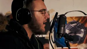 „Eram doar un copil / Nici 10 ani n-aveam”. Fiul lui Traian Berbeceanu a lansat o piesă hip-hop despre momentul arestării tatălului său | VIDEO