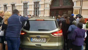 Cristian Pomohaci, aplaudat de 200 de susţinători în faţa Mitropoliei din Sibiu, unde s-a judecat apelul său privind excluderea din biserică. Numărul de la maşină a atras toate privirile. UPDATE: BOR a dat un nou termen de judecată | GALERIE FOTO