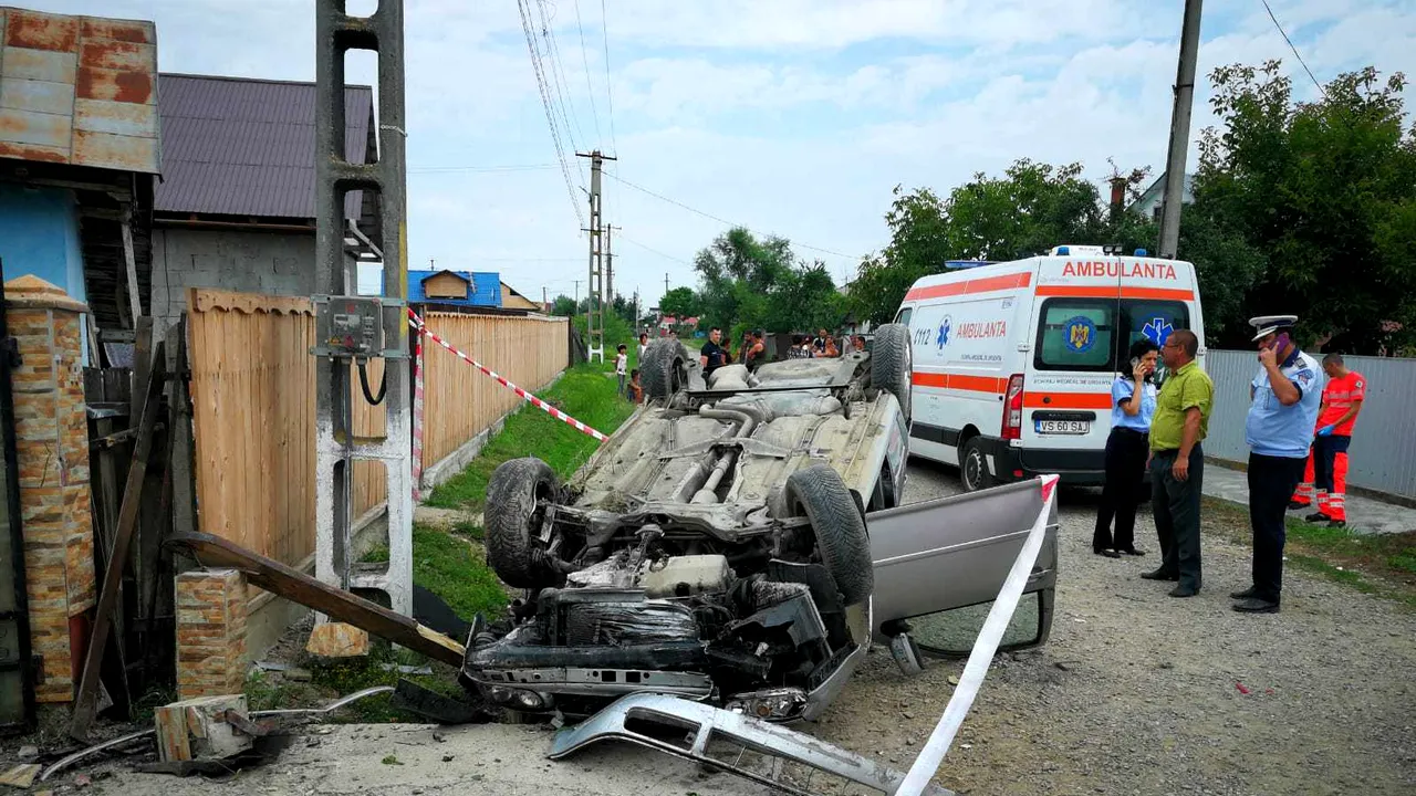 Inconştienţă a părinţilor: Copil mort după ce maşina condusă de fratele său, fără permis, s-a lovit de un cap de pod | FOTO