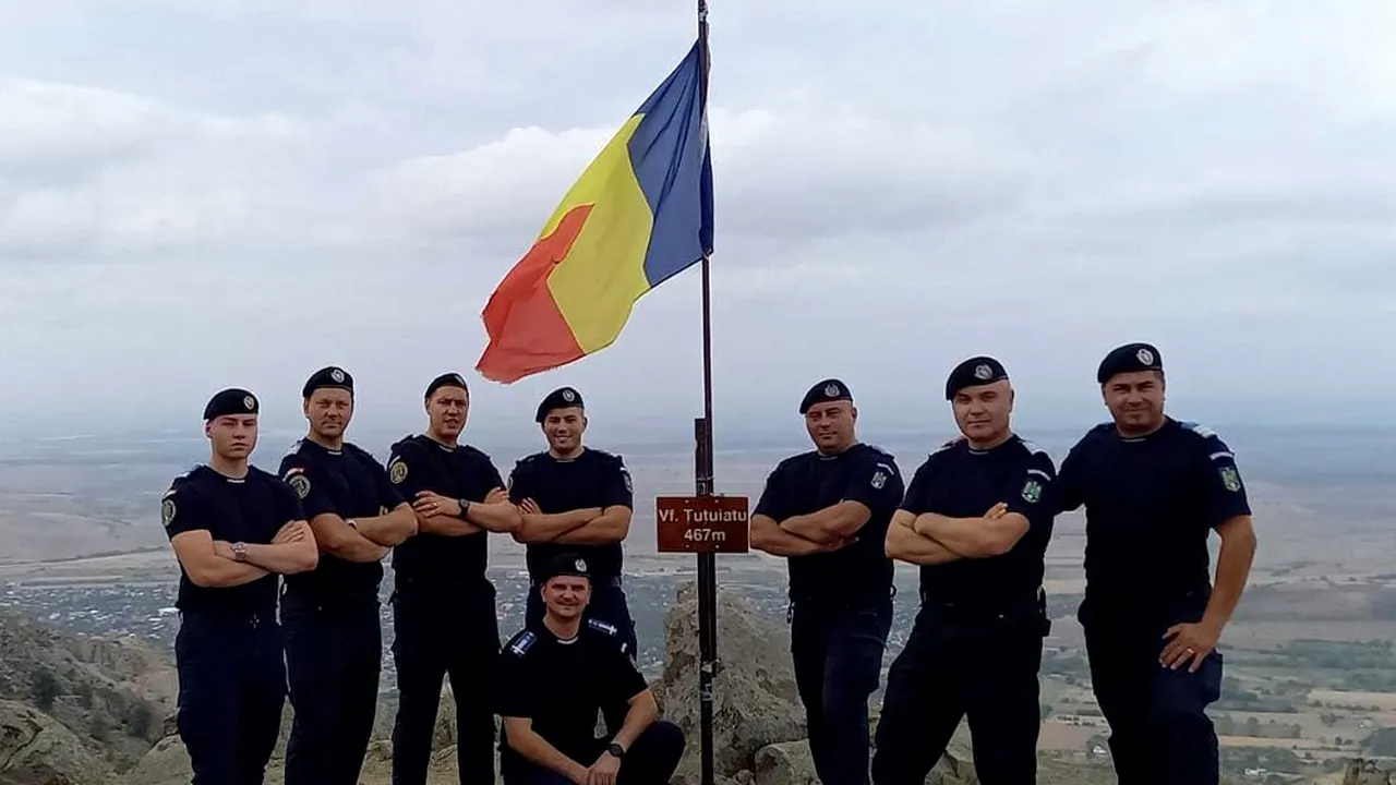 Drapelul României, arborat de jandarmi pe cel mai înalt vârf din Munţii Măcinului