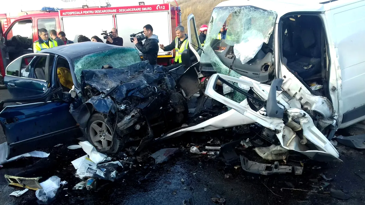 ACCIDENT grav în judeţul Constanţa. Trei morţi şi un rănit în stare critică, după impactul frontal dintre o maşină şi un microbuz