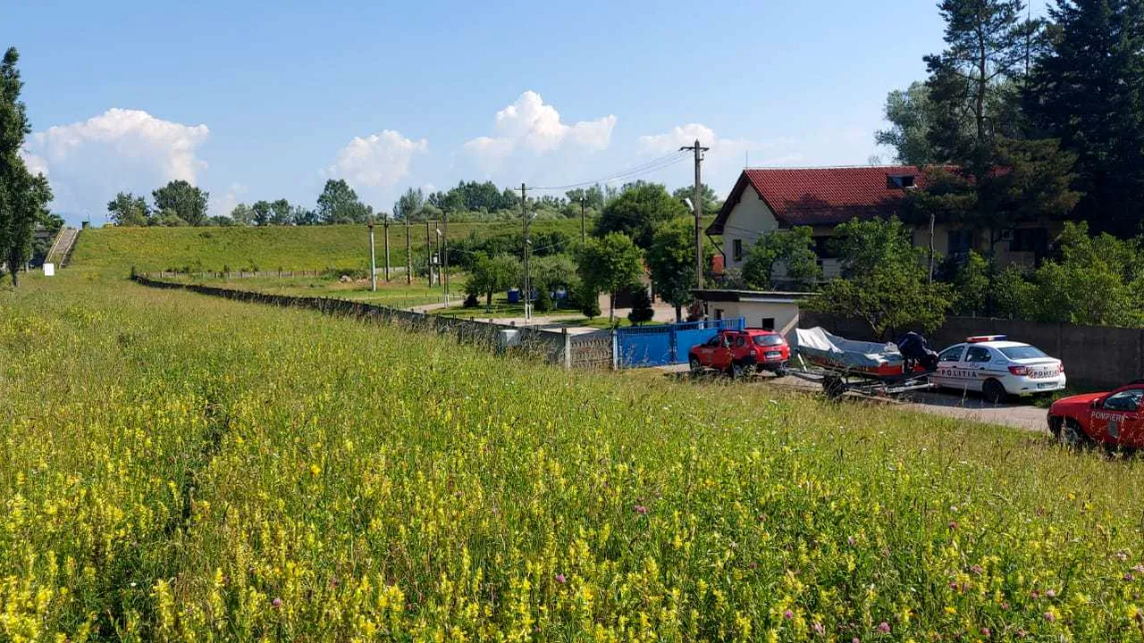 VIDEO Tânăr căutat în râul Jiu, după ce a căzut din barcă. Poliţia cere ajutorul populaţiei