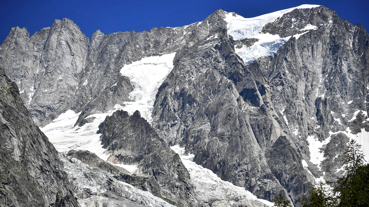Câţiva români au vrut să urce pe Mont Blanc în tenişi. Un primar francez ameninţă cu o taxă de 15.000 de euro pentru 