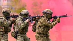 O țară din NATO și UE ar putea obliga femeile să meargă în armată
