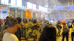 Noi confruntări violente în Ajun de Crăciun: Forţele de ordine au folosit gaze lacrimogene împotriva protestatarilor din Hong Kong. VIDEO
