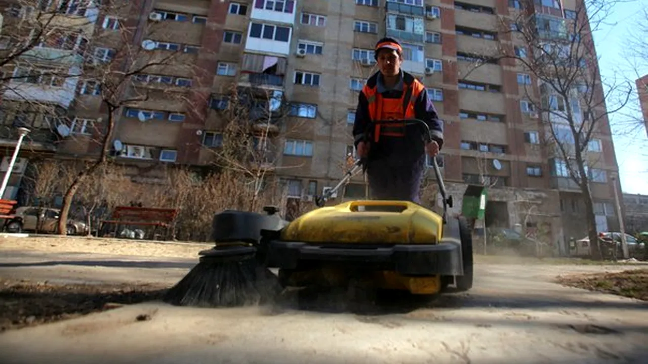 Curăţenie de primăvară în Capitală: Oprescu vrea gropi astupate şi trotuare spălate