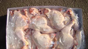 Giurgiu: Două tone de carne de pui alterată, găsite de poliţiştii de frontieră în maşina unui bulgar - FOTO