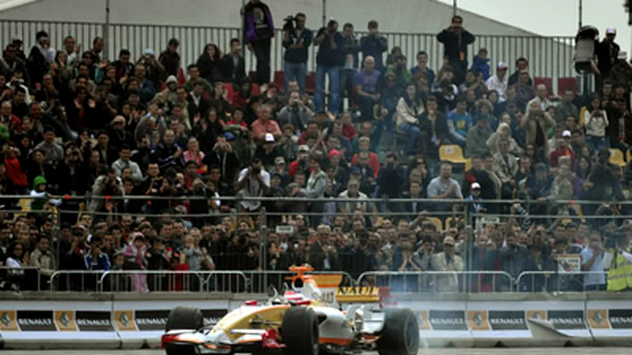 Mii de persoane au asistat la demonstraţia din Bucureşti a echipei de F1 Renault