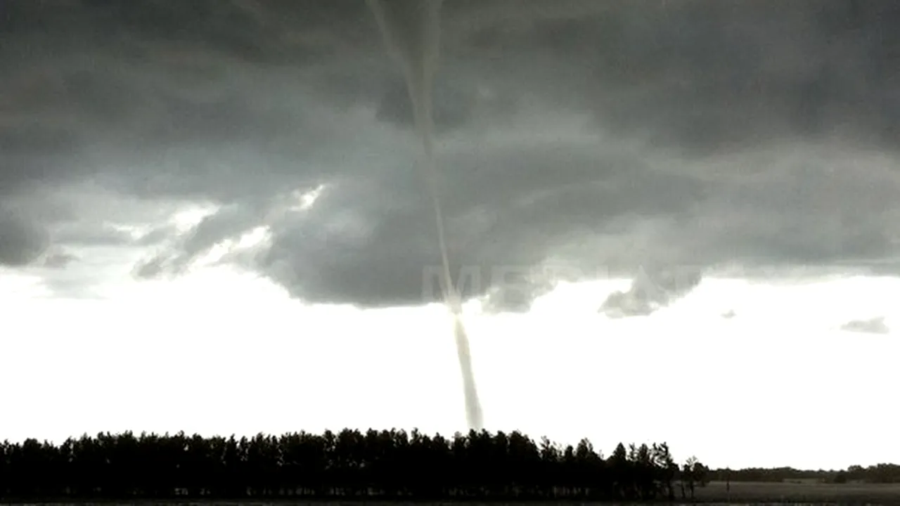 Cel puţin 20 de tornade în trei state din SUA, furtuni violente şi inundaţii - VIDEO