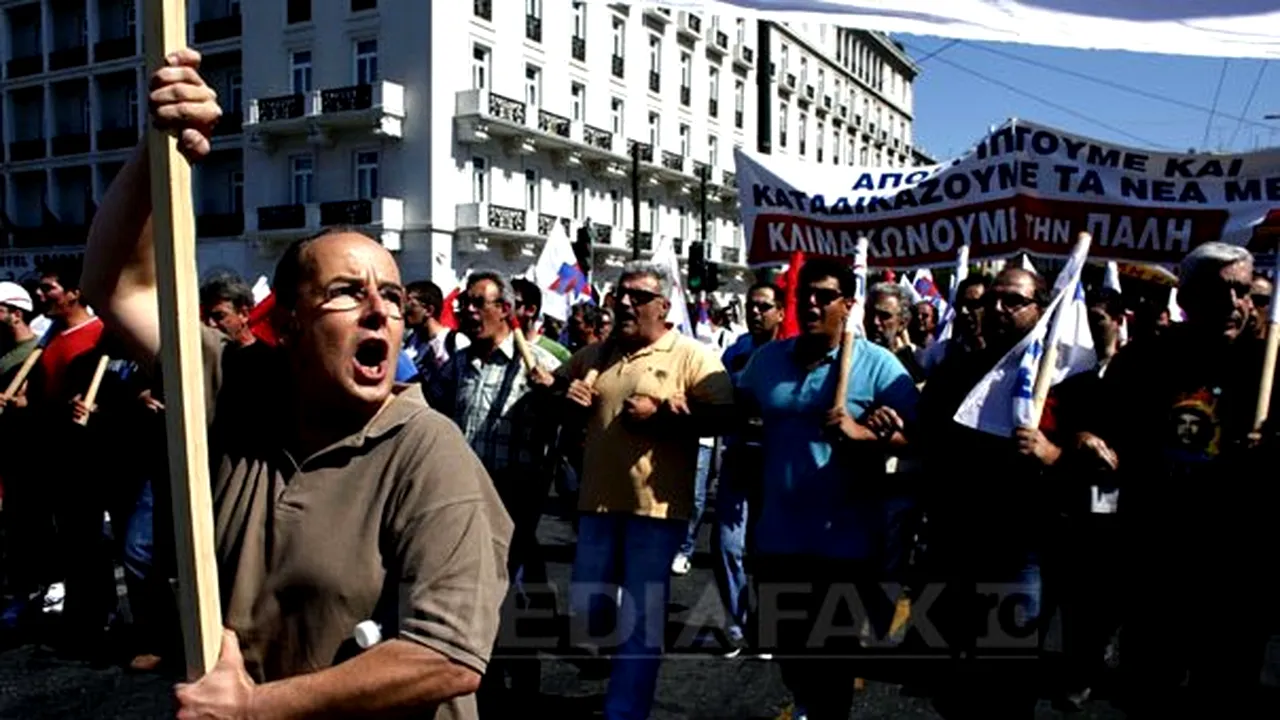 PROTESTE DE AMPLOARE ÎN GRECIA: Peste 30.000 de oameni, pe străzi la Atena şi Salonic. Ciocniri la Atena între manifestanţi şi poliţie