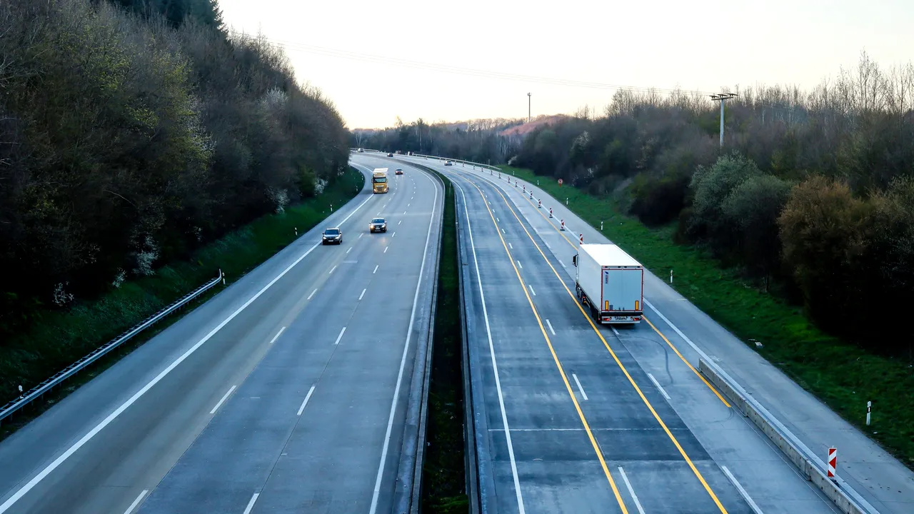 Circulaţia pe autostrăzile A1 şi A2 se desfăşoară joi doar pe câte două benzi, din cauza reparaţiilor. Iată tronsoanele afectate